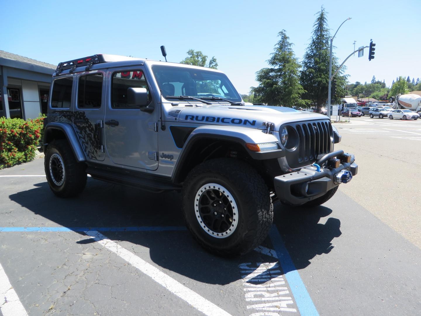 2021 SILVER /BLACK Jeep Wrangler Unlimited Rubicon 4XE 4d SUV 4wd (1C4JJXR63MW) with an 2.0L L4 DOHC 16V TURBO engine, automatic transmission, located at 2630 Grass Valley Highway, Auburn, CA, 95603, (530) 508-5100, 38.937893, -121.095482 - Impressive 4xe Rubicon with a ton of extras that include Fox 3.0 internal bypass front and rear shocks, 315 BFG KO2 tires, Warn winch, Factor 55 Ultra hook, Front bumper stinger, Rigid Pods on front bumper, Rigid A series lights in the roof rack, DV8 lockable hood pins, Westin Running boards, Fury d - Photo#2